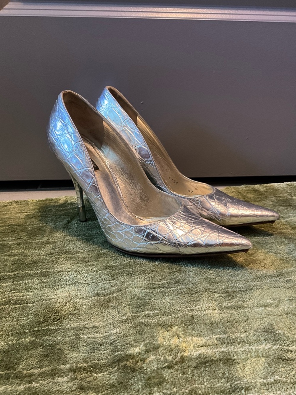 Dolce & Gabbana Silver Croc Embossed Pointed Toe Pumps — Size 41